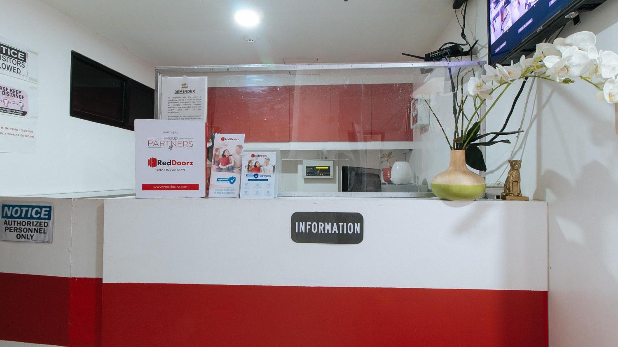 Reddoorz At Dbuilders Rooms Bangkal Makati Makati City Екстериор снимка
