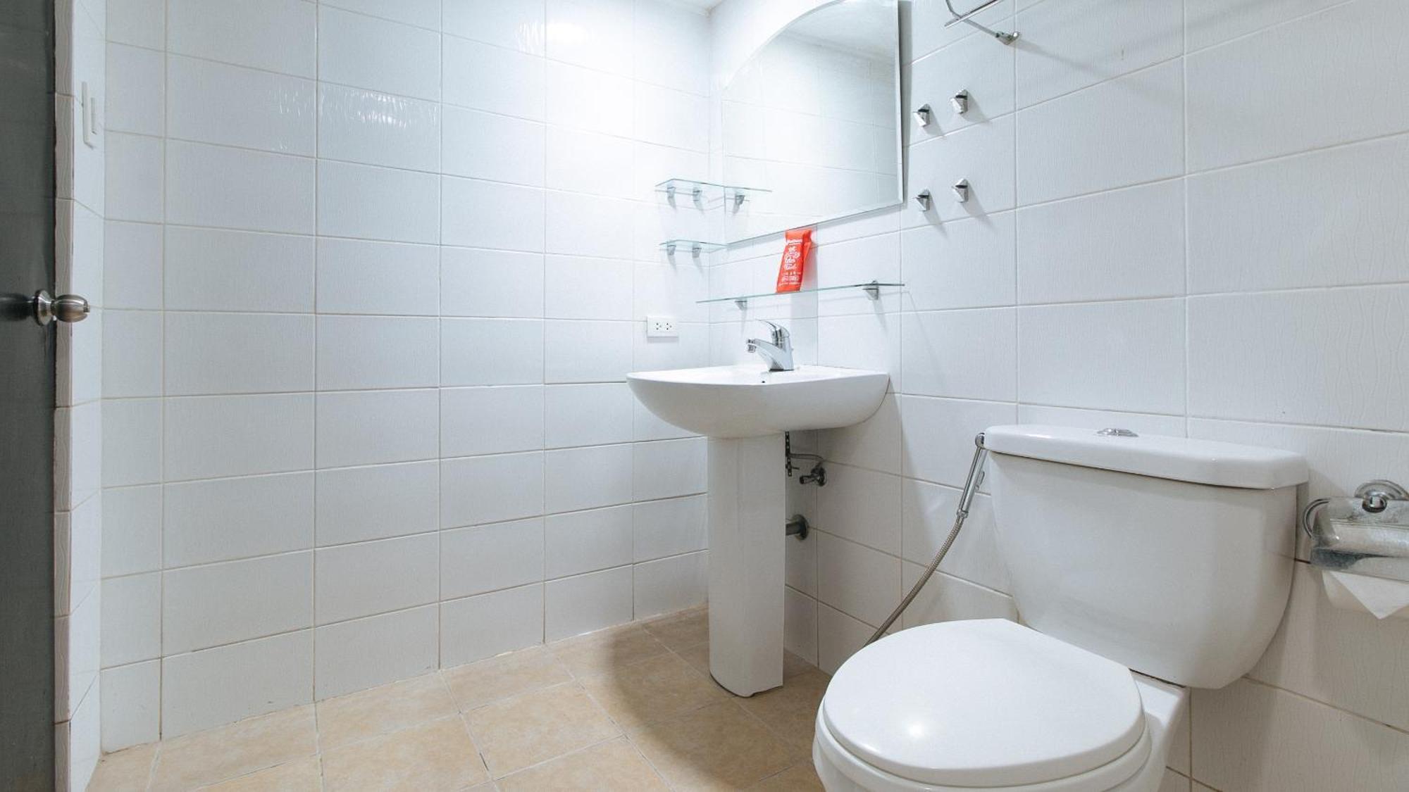 Reddoorz At Dbuilders Rooms Bangkal Makati Makati City Екстериор снимка