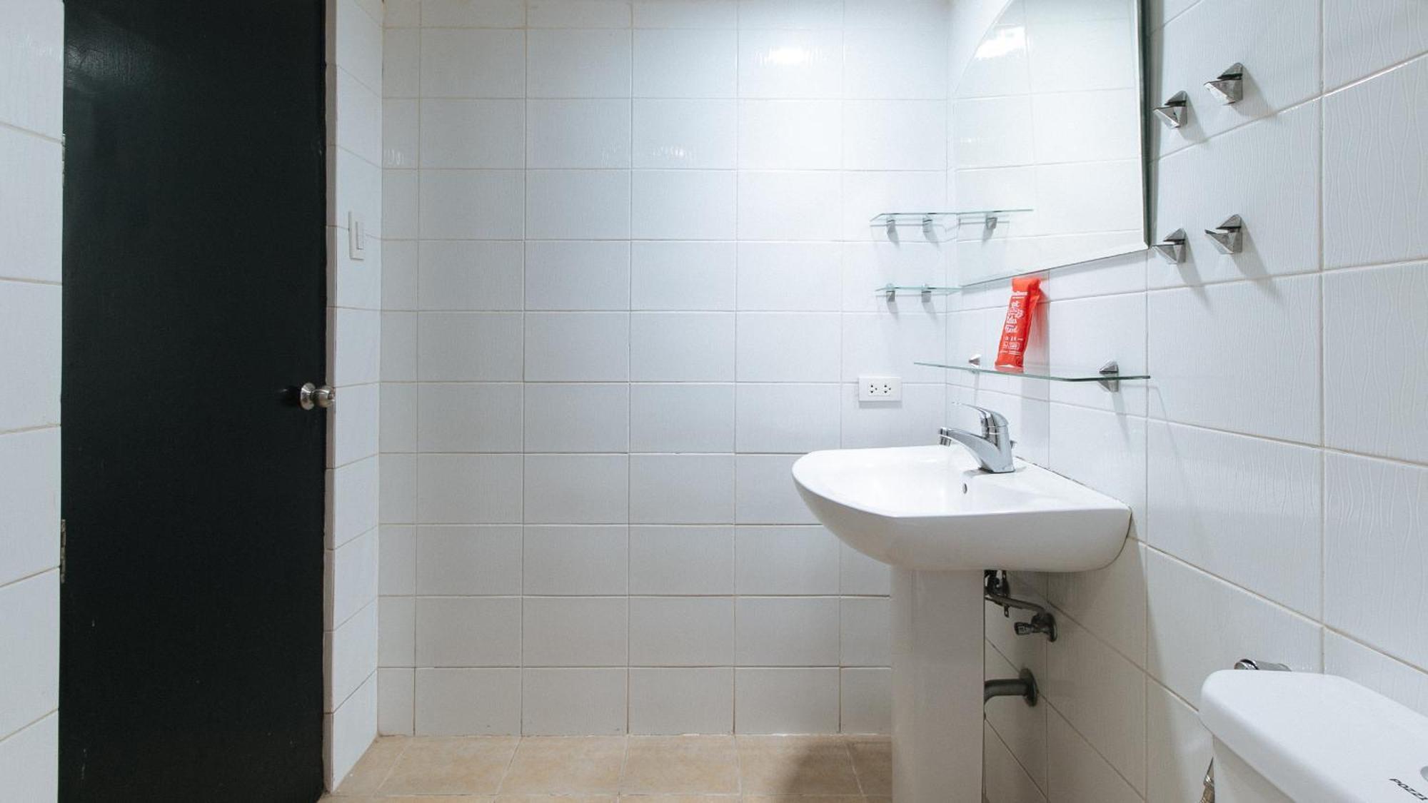 Reddoorz At Dbuilders Rooms Bangkal Makati Makati City Екстериор снимка