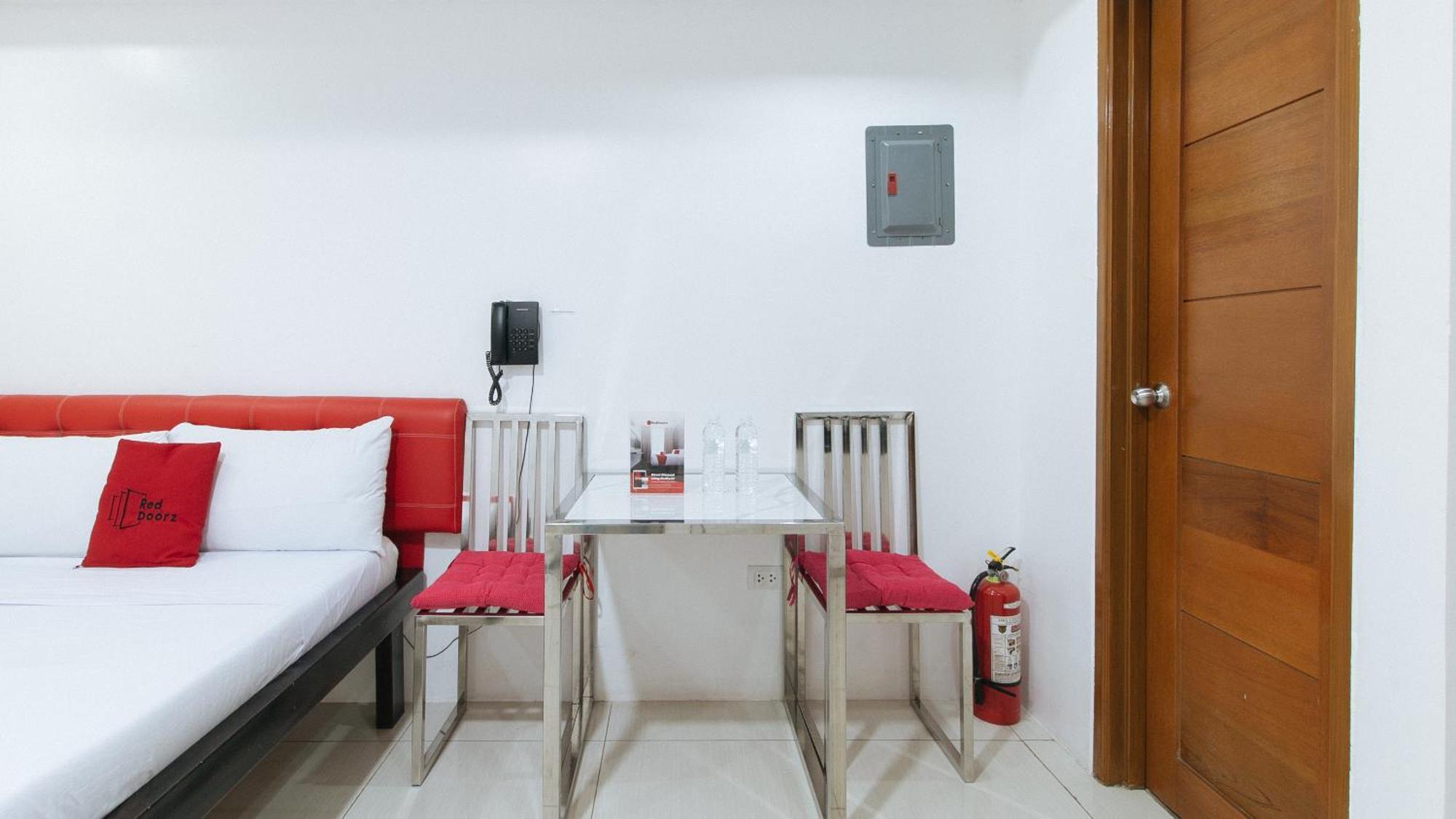 Reddoorz At Dbuilders Rooms Bangkal Makati Makati City Екстериор снимка