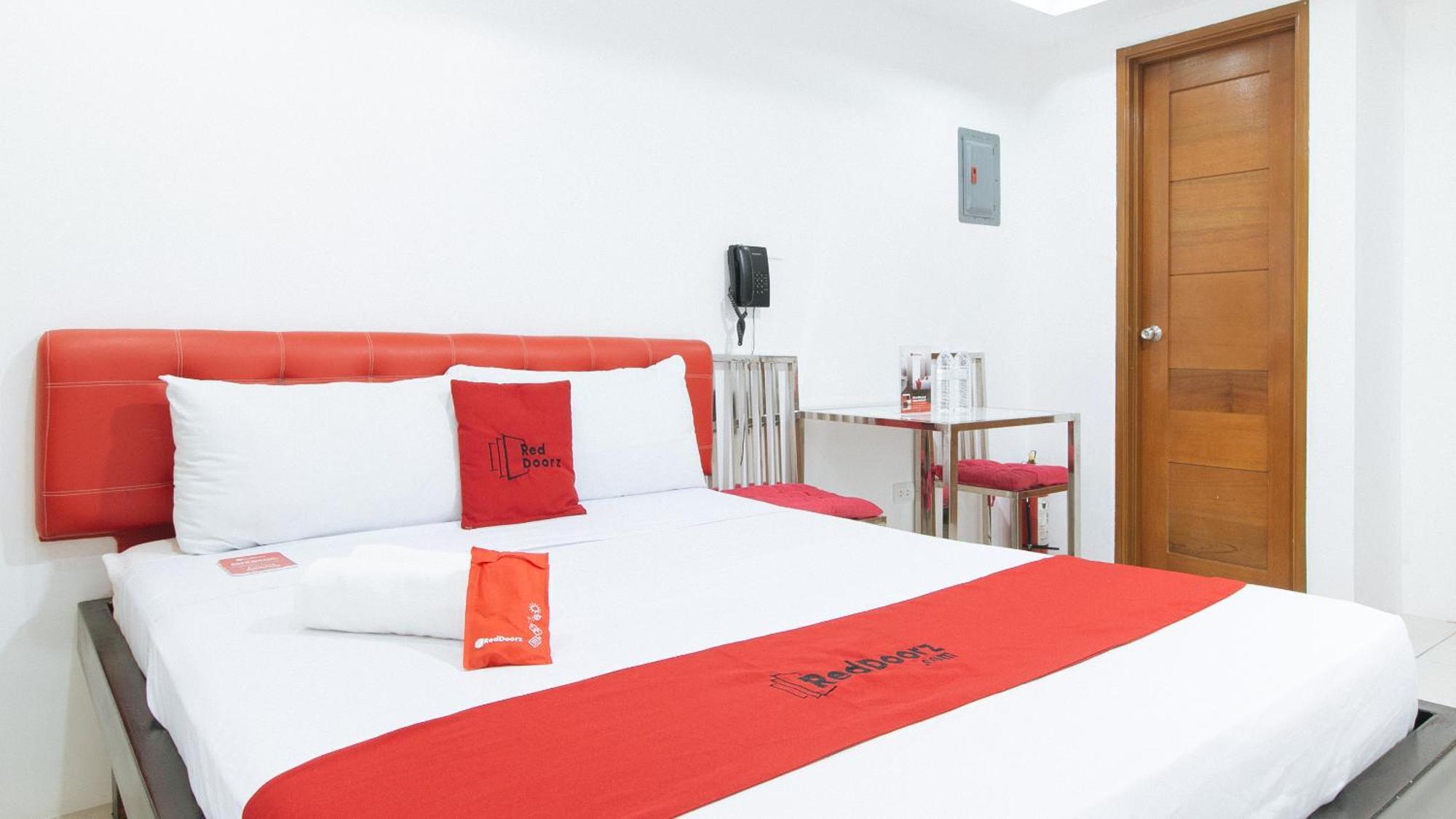 Reddoorz At Dbuilders Rooms Bangkal Makati Makati City Екстериор снимка