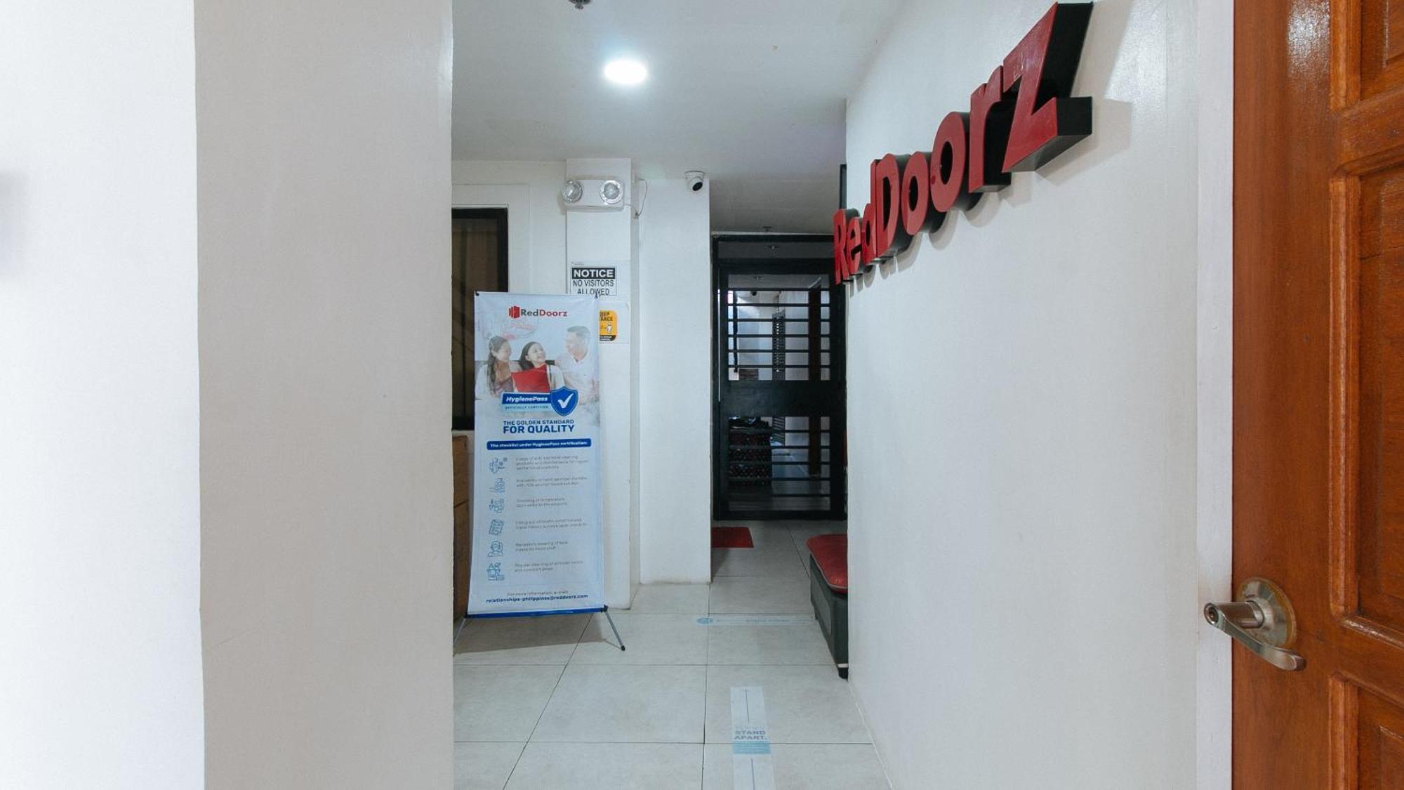 Reddoorz At Dbuilders Rooms Bangkal Makati Makati City Екстериор снимка